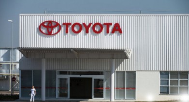 Toyota в ближайшие годы начнет серийный выпуск машин с автоматическим управлением.