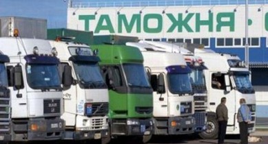 На украинско-российской границе сохраняется очередь из 400 грузовиков.