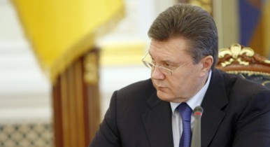 Янукович подписал закон о видах финансовых услуг.