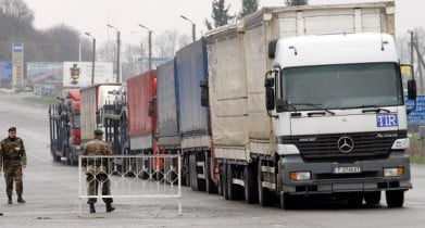 На украинско-белорусском КПП уже пятые сутки стоят более 100 грузовиков.