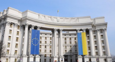 Азаров в России заявил, что Украина все еще хочет в ЕС.