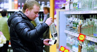 Кабмин намерен ужесточить контроль над продавцами алкогольной продукции.