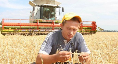 Фермеры учатся управлять своими угодьями с планшета по GPS.