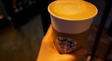 Киеве открылось кафе, выдающее себя за излюбленный стартаперами Starbucks.