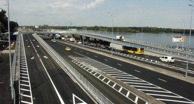 Киеве ограничит движение на мосту Метро и Броварском проспекте.