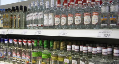 Кабмин передал контроль за соблюдением минимальных цен на алкоголь.