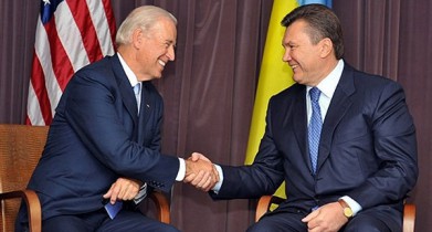 Янукович обсудил ситуацию в стране с вице-президентом США.