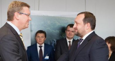 В Брюсселе Фюле проводит встречу с Арбузовым о подписании СА с ЕС.