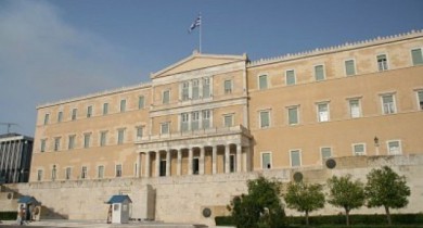 Парламент Греции поддержал закон о налоге на недвижимость.