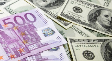 Курс доллара к евро растет в пятницу, завершает месяц ростом впервые с августа.