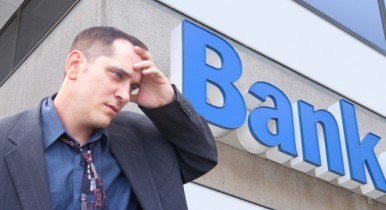 Банковский сектор готовится к сокращениям персонала и уменьшению зарплат.