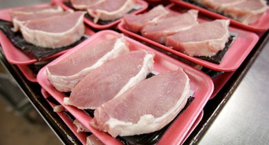 Польша предлагает Украине снять запрет на ввоз польского мяса.
