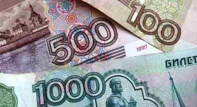 Россияне забирают деньги из банков и покупают валюту.