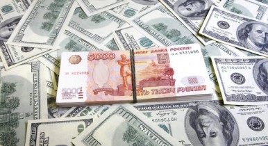 В России массово скупают доллары и снимают депозиты