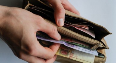 Средняя зарплата украинцев выросла на 40 гривен