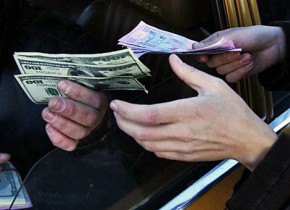 Коррумпированные суды мешают бороться с валютными спекулянтами