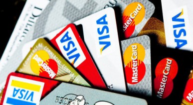 Украинцам могут ограничить расчеты банковскими картами за рубежом