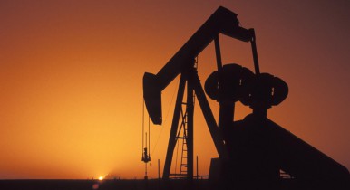 Нефть дешевеет на фоне слабого спроса в США