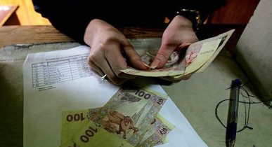 Зарплаты украинцев за год уменьшились на 8,9%