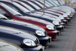 Продажи новых легковых автомобилей в Украине упали вдвое