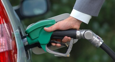 Яценюк договорился с нефтетрейдерами о снижении цен на бензин