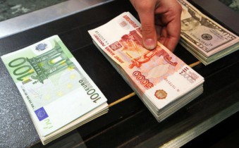 Евро в России впервые поднялся выше 54 рублей