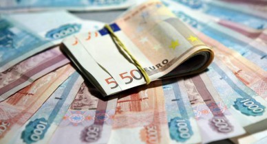 Курс евро в России превысил 57 рублей, доллара — 46
