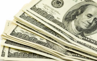 НБУ снова снижает стоимость доллара на аукционе