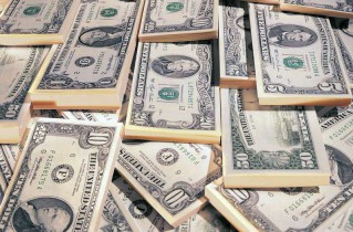 Нацбанк продолжает снижать стоимость доллара на аукционе