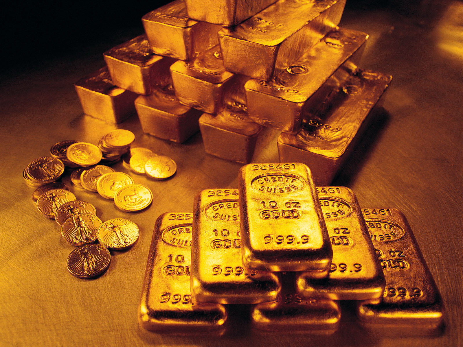 На мировых рынках золото дешевеет, в Украине — дорожает