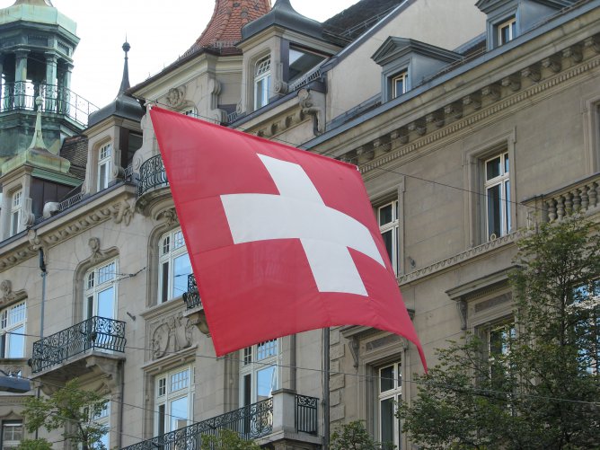 В Швейцарии проходит референдум по вопросам золотого запаса страны и иммиграции