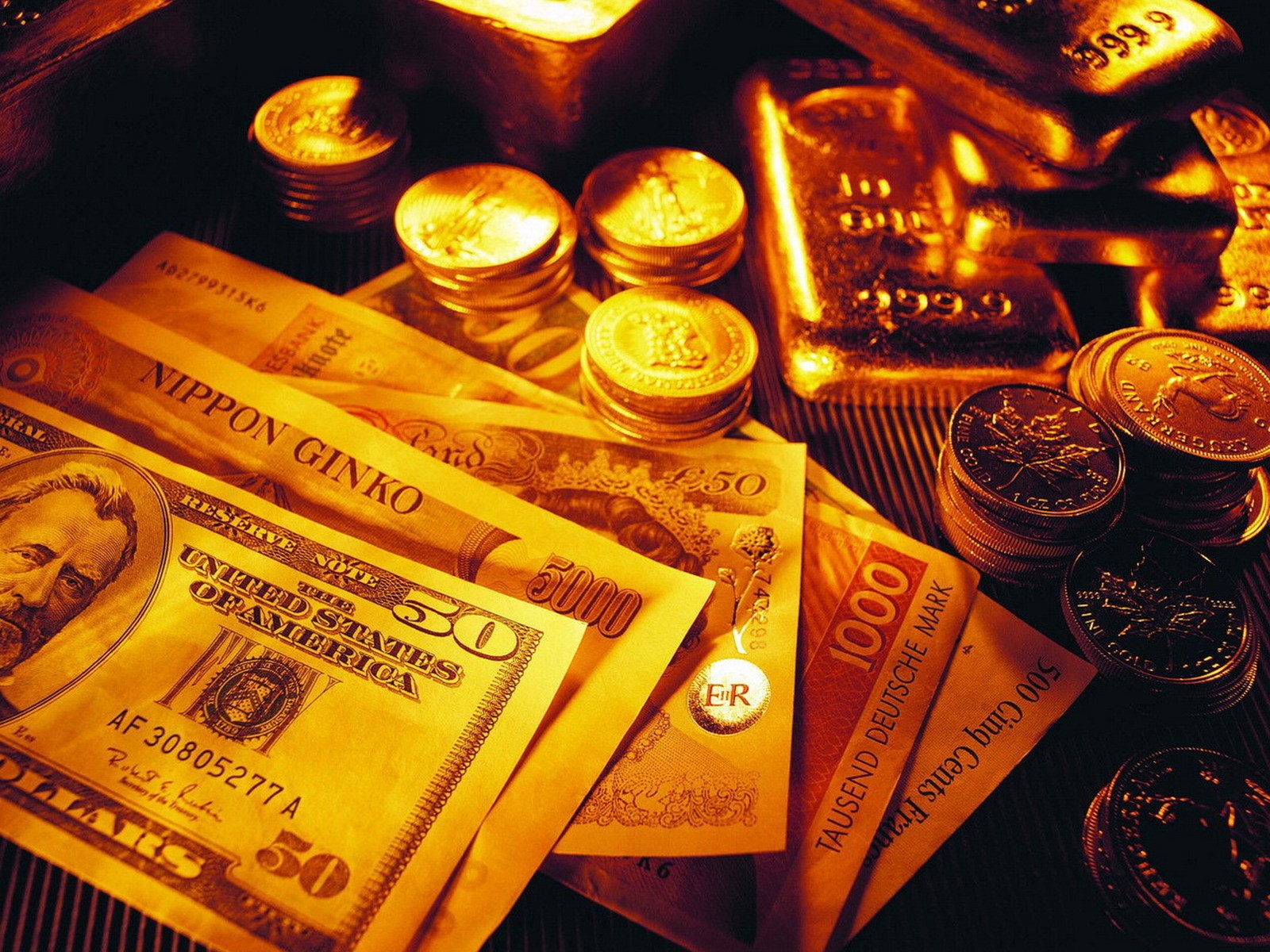 На фоне роста доллара снижаются цены на золото
