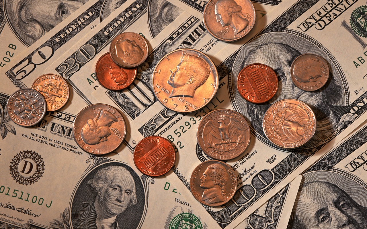 НБУ сдерживает курс доллара на аукционе