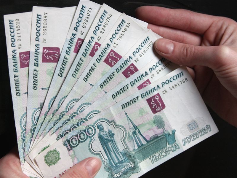 Мировые банки стали ограничивать операции с российской валютой