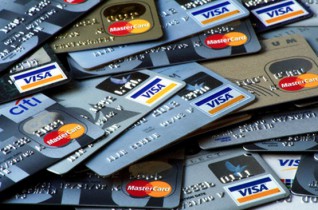 Какой риск кроет в себе передача банковской карты в пользование третьему лицу?