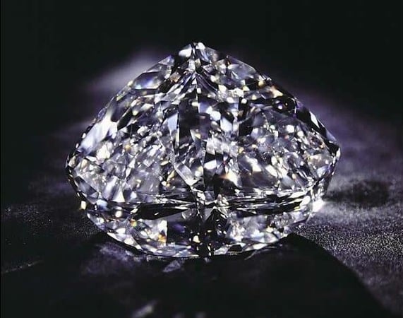 Второй по величине в истории алмаз массой 1111 каратов, найденный компанией-оператором Lucara Diamond Corp.