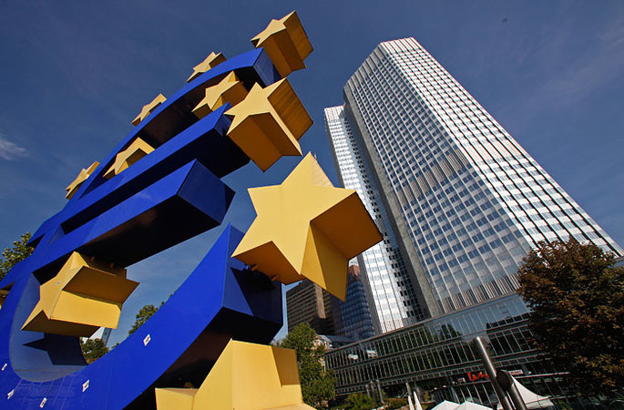 Европейский центральный банк по итогам заседания снизил ставку по депозитам с минус 0,2% до минус 0,3%.