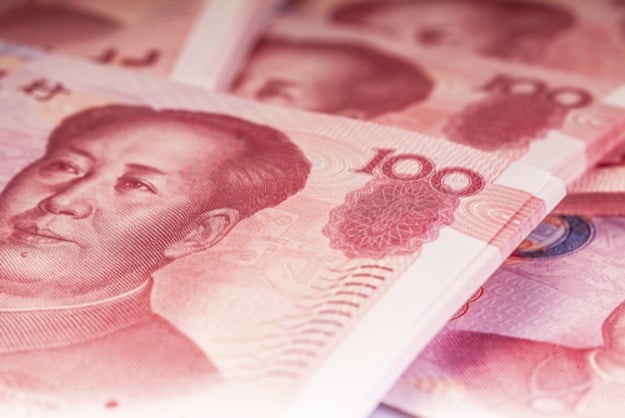 Курс юаня к доллару по итогам рыночных торгов в понедельник снизился до минимальной отметки за четыре года.