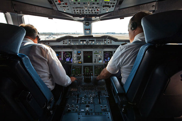 Крупнейшие авиапроизводители, включая Airbus и Boeing, разрабатывают автоматизированную систему, которая позволит отказаться от вторых пилотов в экипажах пассажирских и грузовых самолетов.