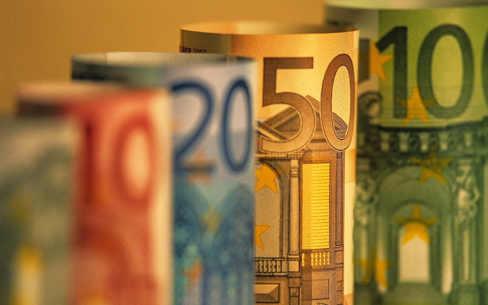 Евро обвалился в отношении доллара до 9-летнего минимума