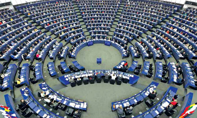 Европарламент рекомендовал ЕС расширить санкции против России на международные финоперации