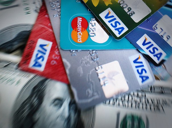 Ряд украинских банков ввел плату за обслуживание платежных карточек