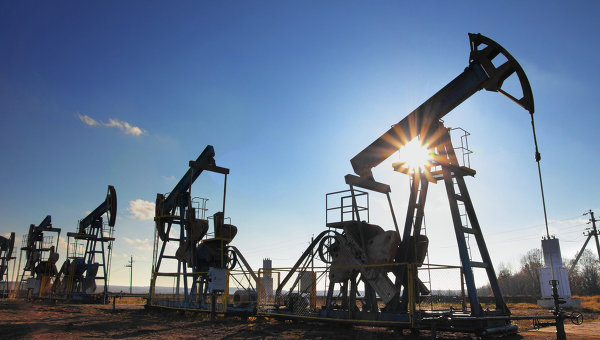 Цены на нефть растут, но повышение сдерживается высокими запасами