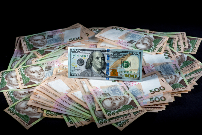 Украинцы в феврале продали валюты больше, чем купили