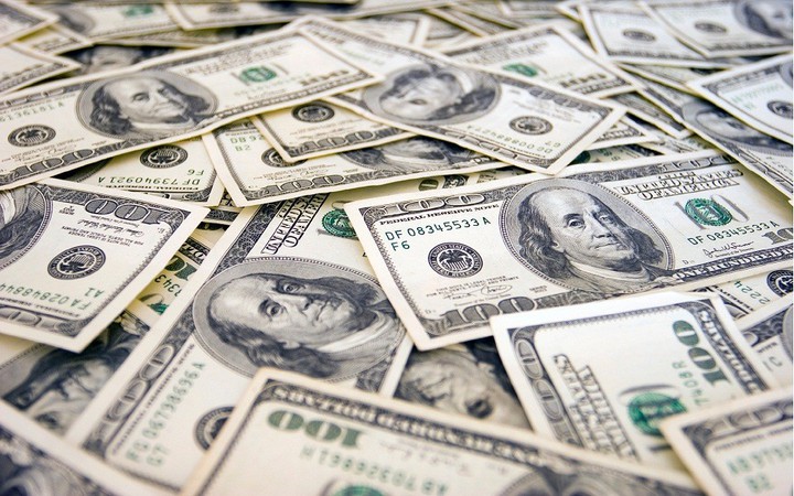 Курс доллара на межбанке незначительно снизился