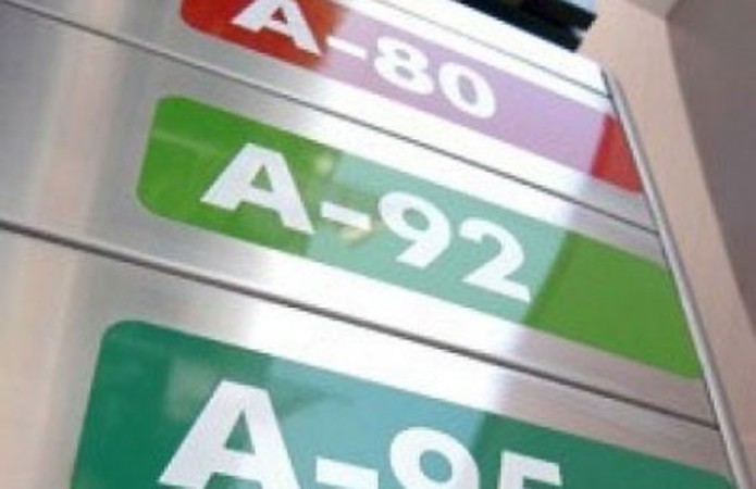 Продажи бензина через АЗС упали на 34%