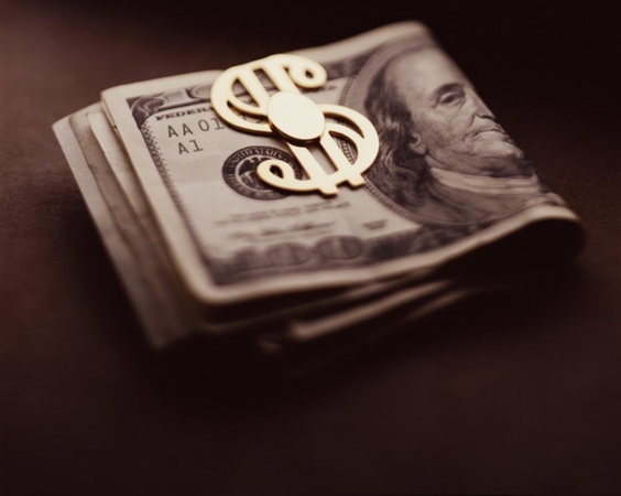 Доллар на межбанке замер в ожидании снижения