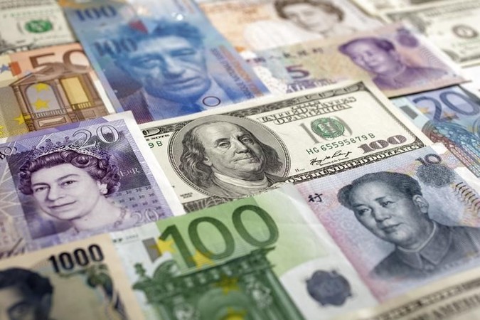 Доллар укрепляется относительно евро и иены