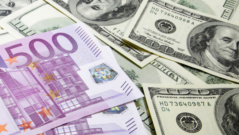 Доллар растет к евро после резкого падения накануне