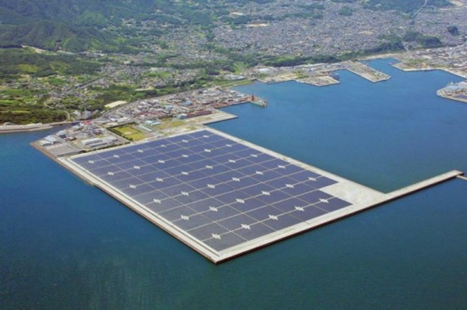 В Японии заработали две плавучие солнечные электростанции